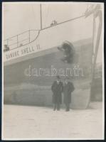 cca 1935 Danube Shell II. szállítóhajó a befagyott csepeli kikötőben, fotó, 11,5×8,5 cm