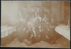 1906 Zernest (Erdély), mulatozó társaság, kartonra ragasztva, postán elküldve, 10,5×15,5 cm