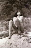 cca 1978 Egy hullámhosszon, szolidan erotikus felvételek, 8 db vintage negatív + 2 db mai nagyítás, ...