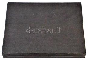 Éremtartó kazetta, kivehető tálcával, összesen 24 férőhellyel. Jó állapotban