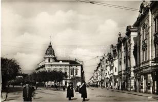 Szeged, Tisza Lajos körút, Feketesas utca, Szegedi Kenyérüzlet, Rómer Miklós csemegeboltja, Radó Ilona, Frank Aladár, Friss testvérek műköszörűs és Novák Imre cipő üzlete, rendőrök