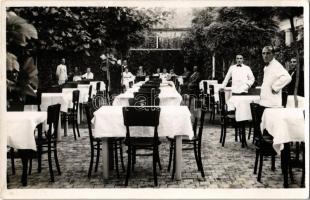 1940 Karcag, Kőváry Sándor étterme a rózsabokorhoz, kert pincérekkel. photo