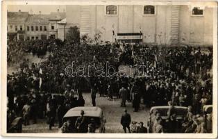 1938 Rimaszombat, Rimavská Sobota; bevonulás. Magyar zászló "Hittünk egy hazában" felirattal a templom oldalán / entry of the Hungarian troops, Hungarian flag on the church wall (felületi sérülés / surface damage)