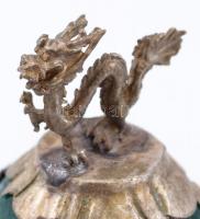 Jáde gömb sárkányos fém foglalatban, m: 5,5 cm