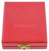 ~1970-1980. "Gyógyszerkutató Intézet - 20 éves törzsgárda" aranyozott fém emlékérem és zom...