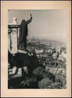 cca 1930 Budapest, Gellért-szobor, háttérben a Tabánnal és a budai királyi palotával, fotó kartonon, 17x23 cm