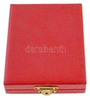 ~1970-1980. "Gyógyszerkutató Intézet - 25 éves törzsgárda" fém emlékérem eredeti tokban T:...