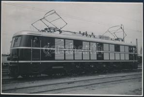 1943 A Magyar Államvasutak Gépgyára által készített villanymozdony fotója 17x12 cm