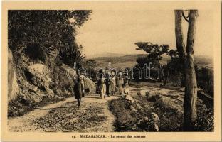 Les retour des sources / water carriers returning from the springs, Madagascar folklore