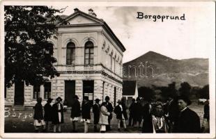 1942 Borgóprund, Prundu Bargaului; Városi szálloda, falubeliek / hotel, villagers. photo (EK)