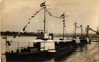 1931 A Magyar Királyi Folyamőrség őrnaszádjai Bajánál a Kamarás-Dunán (Sugovica), matrózok a fedélzeten / Hungarian Royal River Guard ships with mariners on deck. photo (EK)