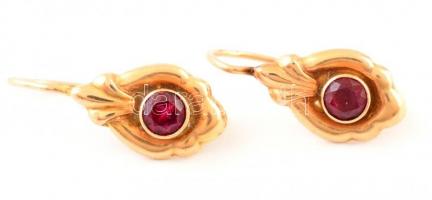 Arany (Au.) fülbevaló szintetikus rubin kővel, jelzett, bruttó: 2,3 g