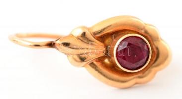 Arany (Au.) fülbevaló szintetikus rubin kővel, jelzett, bruttó: 2,3 g