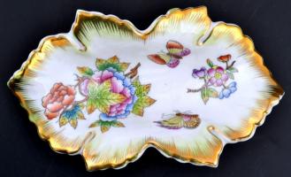 Herendi Viktória mintás porcelán leveles tálka, kézzel festett, jelzett, kis kopásnyomokkal, 15×9 cm