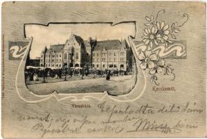 1902 Kecskemét, Városháza, piaci árusok, Gyógyszertár. Kiadja Gallia-féle Könyvkereskedés. Art Nouveau, floral keret (EM)