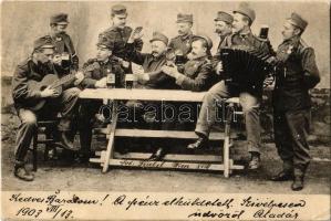 1903 Sört ivó katonák gitárral és harmonikával / Soldiers drinking beer, playing the guitar and the accordion (EK)