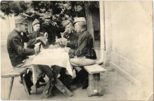 Kártyázó és pipázó katonák / K.u.K. soldiers playing cards and smoking pipes (EK)