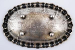 Ezüst (Ag.) kis lábas kínálótál, jelzett, mesterjeggyel  (I.R.), poncolt, apró horpadással, 25×16,5 ...