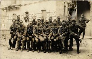 1918 Osztrák-magyar gépkocsizó hadoszlop katonáinak csoportképe / WWI Austro-Hungarian K.u.K. military, motorized unit group photo + K.u.K. Autokolonne Nr. 340. Feldpostamt 485. (EK)