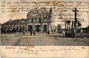 1906 Jászberény, Fő tér, Schwarcz Hermann bor, sör és pálinka mérése, Jászsági Hitelintézet és Takarékpénztár. Takács Hermann kiadása (EK)