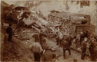 1907 Budapest, A kitérő állomás melletti vonat összeütközés október 10-én. MÁV 903 és 952 mozdonyai, vasúti szerencsétlenség. photo