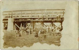 Vasúti híd építés közben munkásokkal / Workers building a railway bridge. photo (EK)