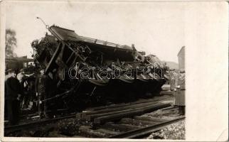 MÁV 302. sorozatú felborult mozdonyát állítják fel / overturned Hungarian State Railways locomotive. photo (EK)