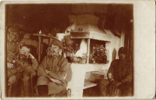 1916 Orosz ház belseje a keleti fronton osztrák-magyar katonákkal / WWI Austro-Hungarian K.u.K. military, soldiers inside a Russian house at the Eastern front. photo (kis szakadás / small tear)