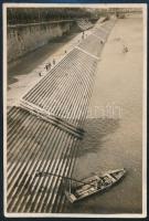1931 Kinszki Imre (1901-1945) budapesti fotóművész hagyatékából 1 db vintage fotó, a szerző által aláírva (Duna-part csónakkal), 8,9x6 cm