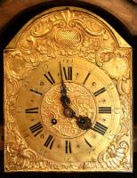 Antik, faragott, Ingajáratos falióra, felesütős szerkezettel, réz számlappal. kulccsal,  jó állapotb...