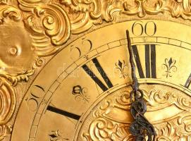 Antik, faragott, Ingajáratos falióra, felesütős szerkezettel, réz számlappal. kulccsal,  jó állapotb...