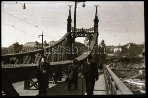 cca 1950 Budapest, a Szabadság híd villamos motívummal, 4 db szabadon felhasználható vintage negatív, 24x26 mm