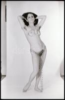 cca 1975 Láncreakció, szolidan erotikus felvételek, 9 db vintage negatív, 24x36 mm