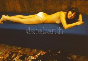 cca 1975 Csinos hölgyek kavalkádja, szolidan erotikus felvételek, 13 db vintage diapozitív, 24x36 mm...