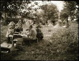 cca 1942 Thöresz Dezső (1902-1963) békéscsabai gyógyszerész és fotóművész szolgálatot teljesített eg...