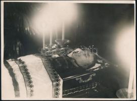 Hősi halottak, katonák ravatalon, koporsóban, a harctéren, különféle helyszíneken és eltérő időponto...