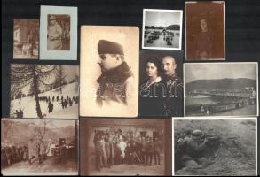 1945 előtti katonákat ábrázoló fényképek, különféle helyszíneken és eltérő időpontokban készült, 13 db vintage fotó, 6x4 cm és 19x14,5 cm között