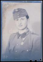 cca 1944 Kiskunfélegyháza, katonák a Marika fotóműteremben, 13 db vintage síkfilm negatív, 6x9 cm és...