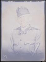 cca 1944 Kiskunfélegyháza, katonák a Marika fotóműteremben, 13 db vintage síkfilm negatív, 6x9 cm és...