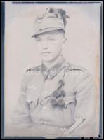 cca 1944 Kiskunfélegyháza, katonák a Marika fotóműteremben, 13 db vintage síkfilm negatív, 6x9 cm és...