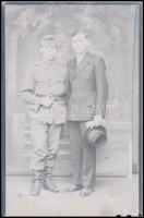 cca 1944 Kiskunfélegyháza, katonák a Marika fotóműteremben, 13 db vintage síkfilm negatív, 6x9 cm és...