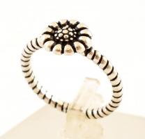 Ezüst(Ag) virágos gyűrű, jelzett, méret: 56, nettó: 3,4 g