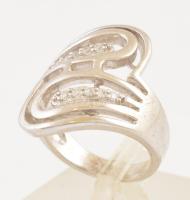 Ezüst(Ag) modern köves gyűrű, jelzett, méret: 52, bruttó: 6,6 g