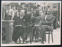 1947 Dinnyés Lajos miniszterelnök rendőrökkel ünnepségen 12x9 cm