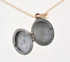 Ezüst(Ag) kígyó nyaklánc, halálfejes nyitható medállal, jelzett, h: 55 cm, 2,7×1,5 cm, nettó: 11,9 g