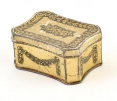 Kis fém dobozka, ornamentikus díszítéssel, kopott, 5,5×3,5×2,5 cm