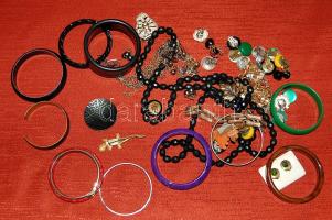 Kis hagyaték ékszer gyűjtemény, benne klipszek, karkötők, nyakláncok, brossok