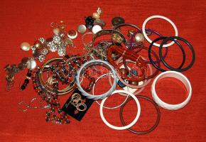Kis hagyaték ékszer gyűjtemény, benne klipszek, karkötők, nyakláncok, brossok
