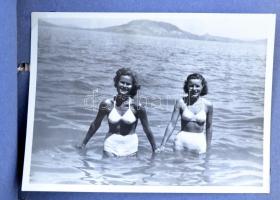 cca 1940 Lányok a Balatonnál 14 db fénykép füzetben