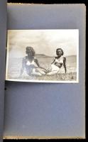 cca 1940 Lányok a Balatonnál 14 db fénykép füzetben